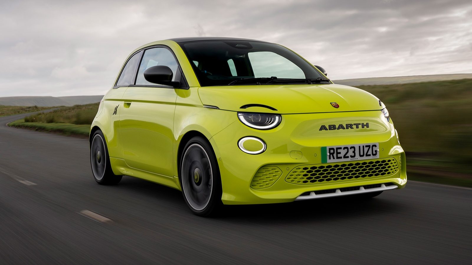Abarth 500e 2023 — главное фото модели, экстерьер, вид спереди 3/4, рынок Global / EV Query only
