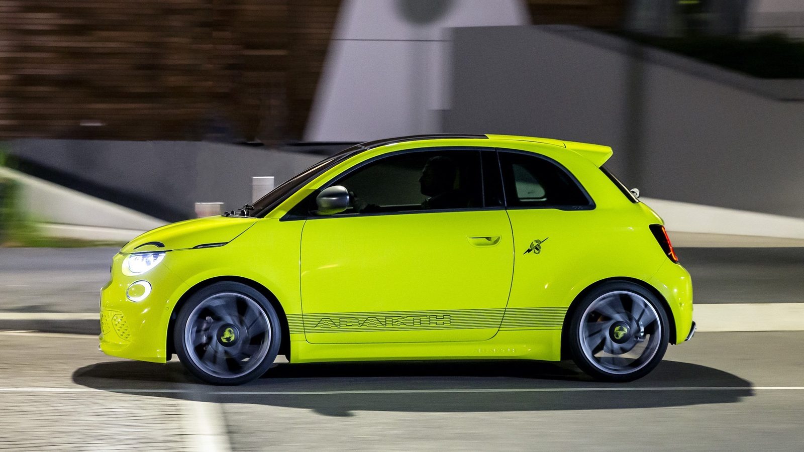 Abarth 500e 2023 — экстерьер, вид сзади 3/4, рынок Global / EV Query only