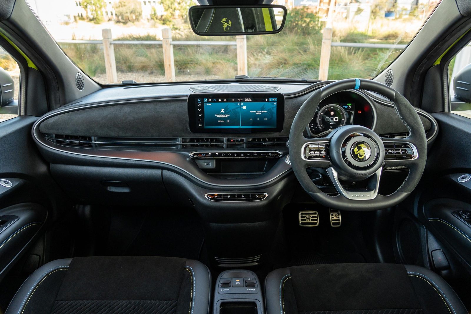 Abarth 500e 2023 — главное фото модели, интерьер, передняя панель, рынок Global / EV Query only
