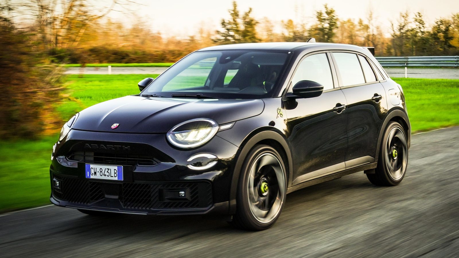 Abarth 600e 2024 — главное фото модели, экстерьер, вид спереди 3/4, рынок Global / EV Query only