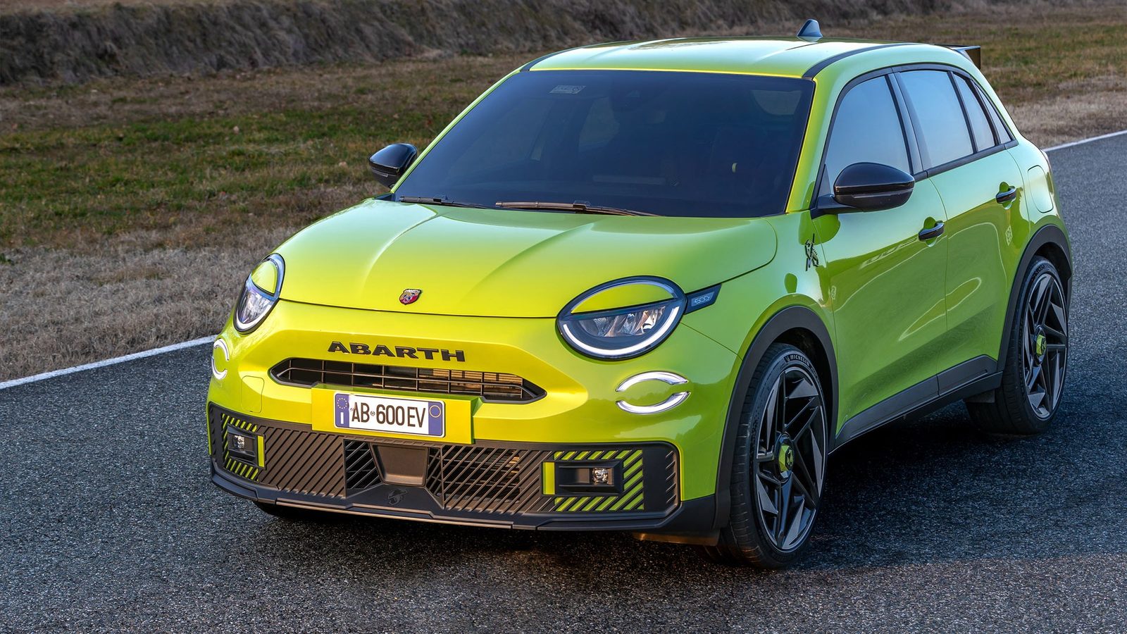 Abarth 600e 2024 — экстерьер, вид сбоку, рынок Global / EV Query only