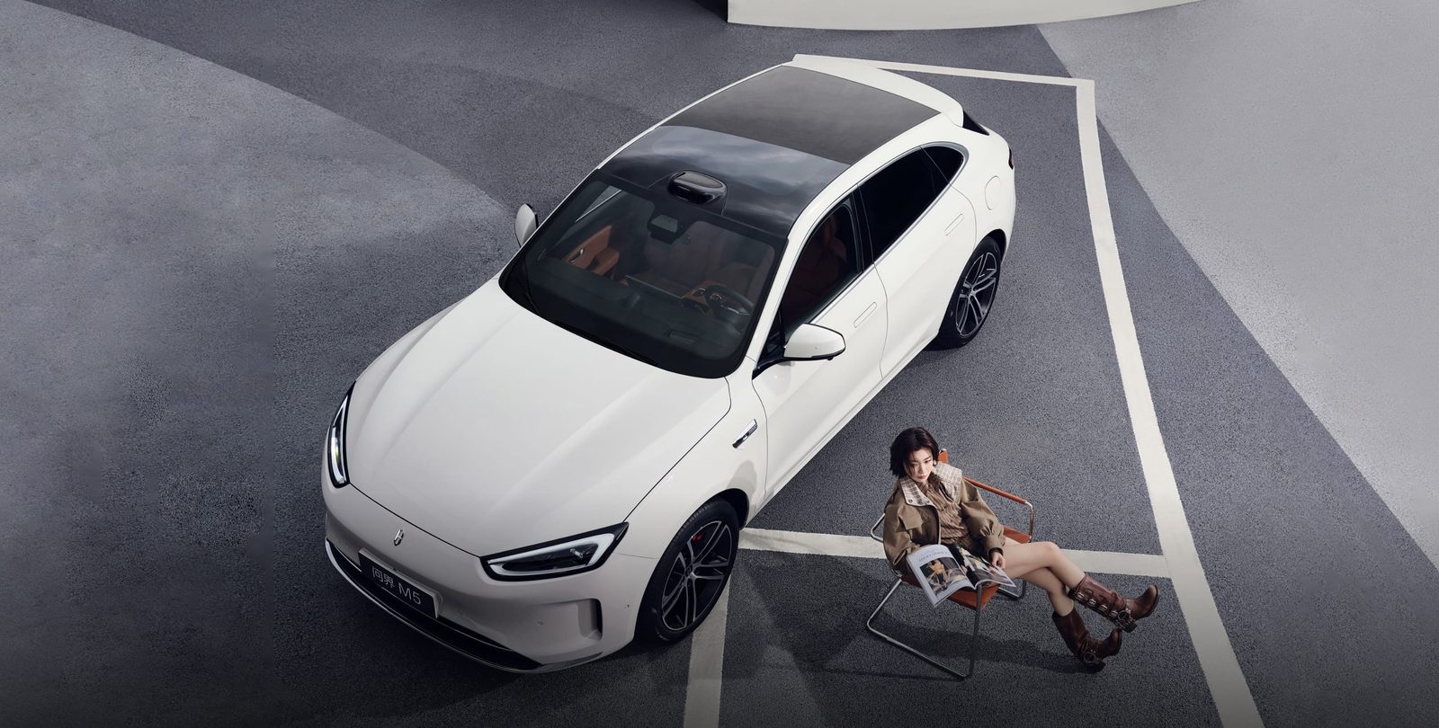 AITO M5 EV 2025 — экстерьер, overhead white, рынок AITO M5 new family / M5 EV visual reference