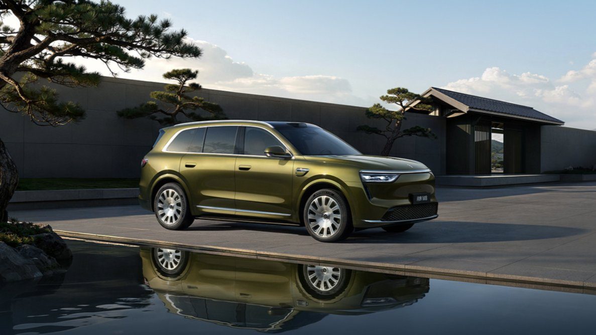 AITO M8 EREV 2026 Refresh - main model photo, exterior, front three-quarter view, China market