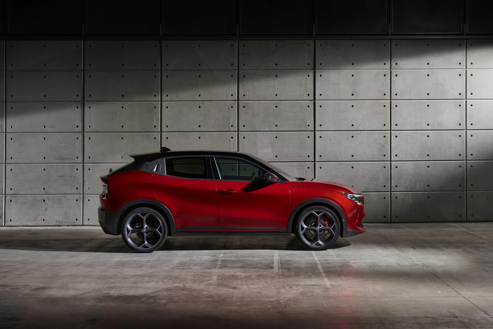 Alfa Romeo Junior Elettrica 2025 - exterior, side profile red, Europe / EV Query only market