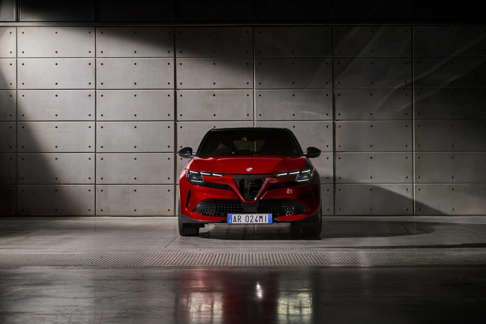 Alfa Romeo Junior Elettrica 2025 - exterior, front full red, Europe / EV Query only market