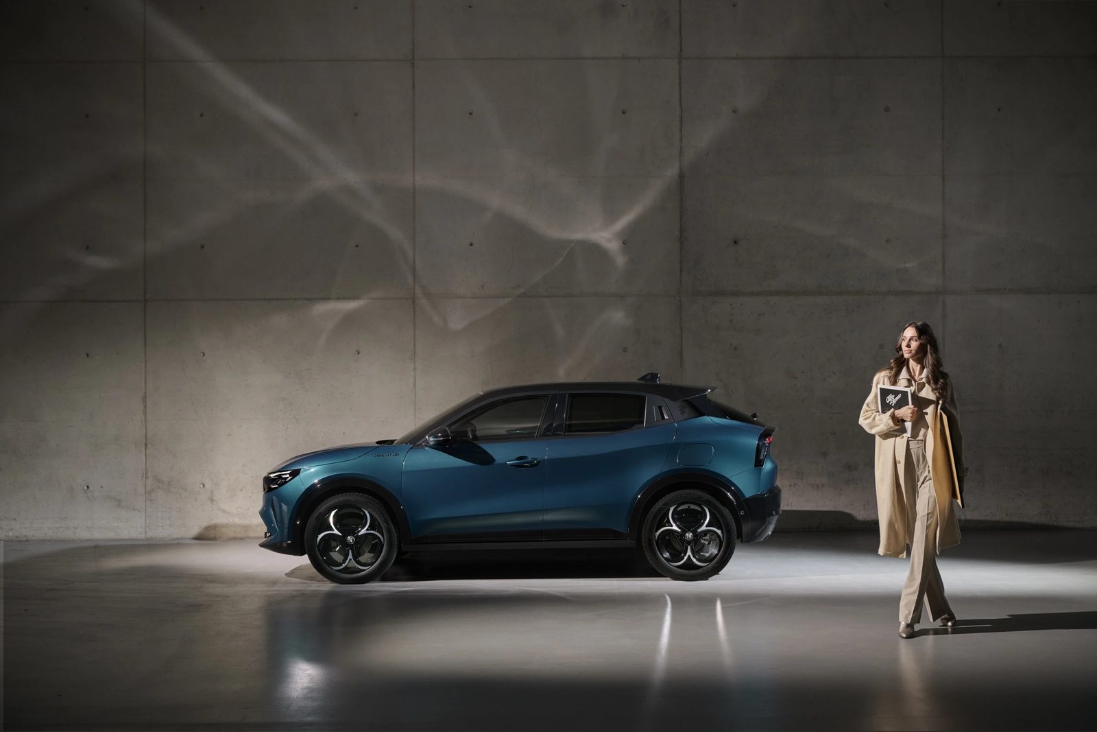Alfa Romeo Junior Elettrica 2025 - exterior, side profile blue, Europe / EV Query only market