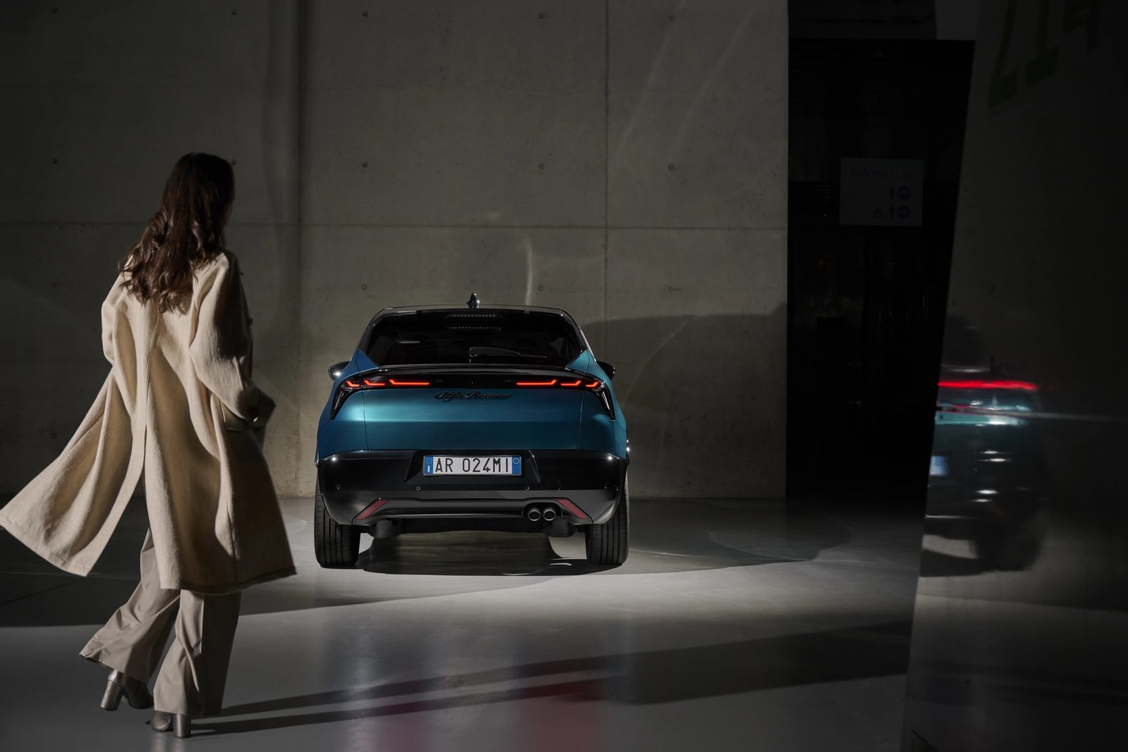 Alfa Romeo Junior Elettrica 2025 - exterior, rear context blue, Europe / EV Query only market