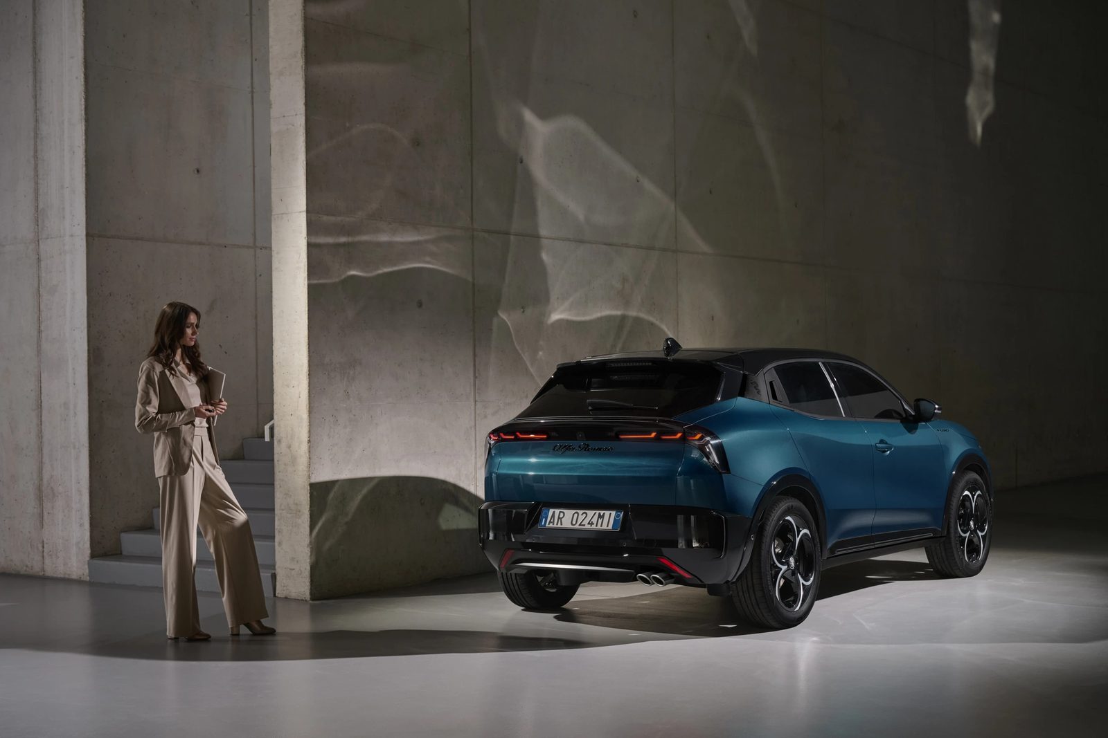 Alfa Romeo Junior Elettrica 2025 - exterior, front 3q blue context, Europe / EV Query only market