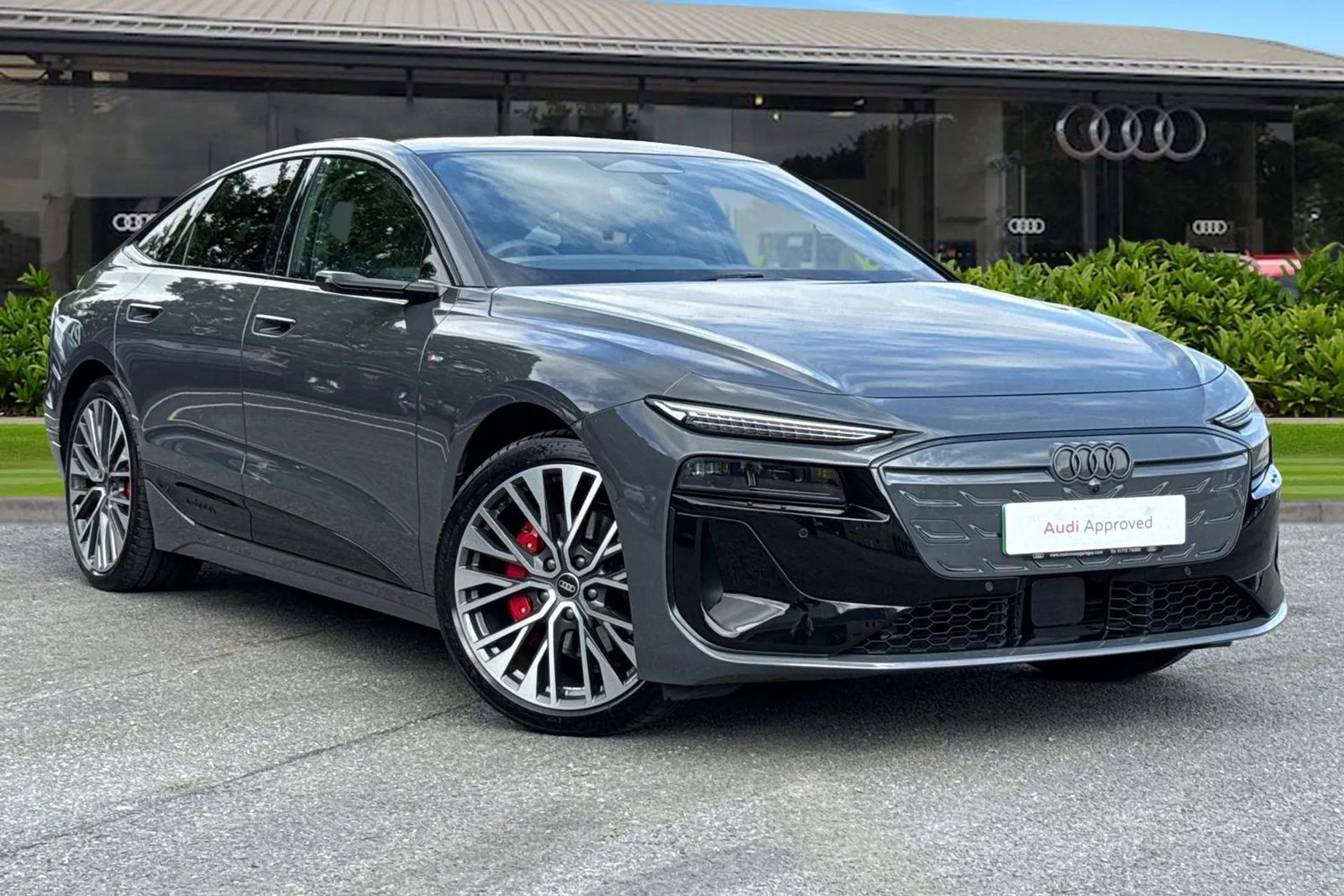 Audi A6 Sportback e-tron 2024 — главное фото модели, экстерьер, вид спереди 3/4, рынок Global / EV Query only