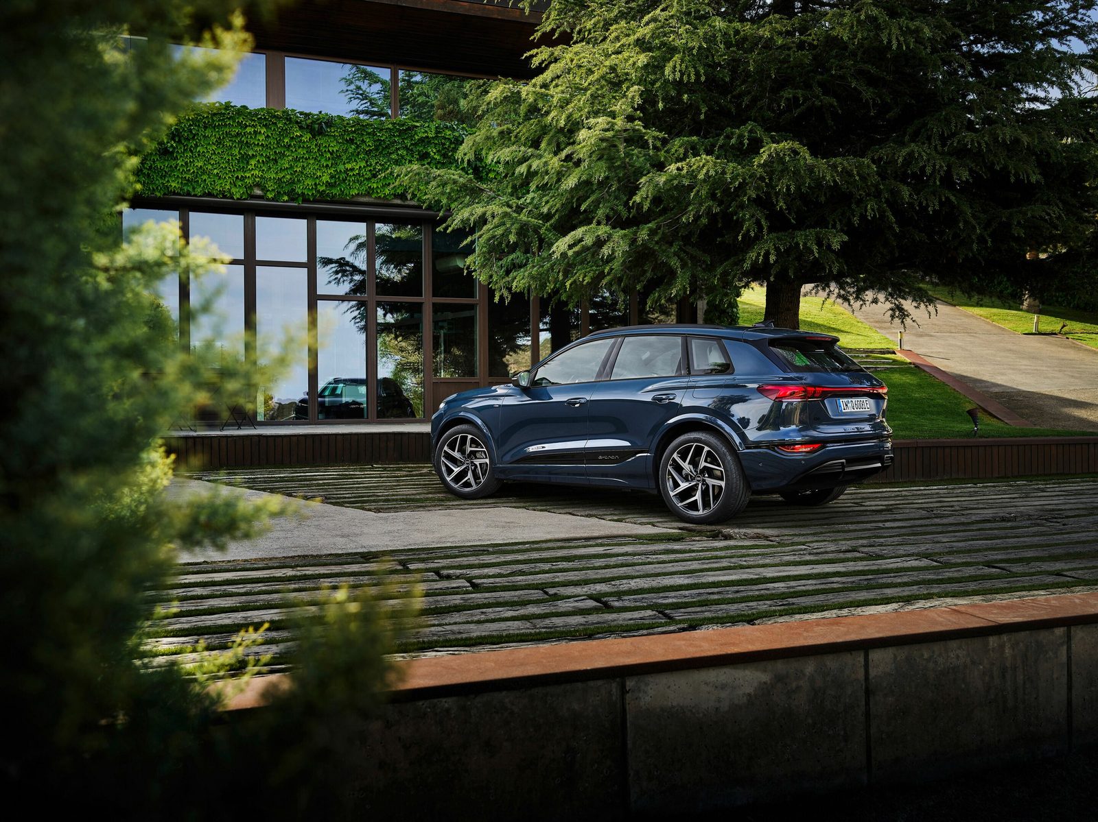 Audi Q6 e-tron Global 2024 - main model photo, exterior, rear three-quarter view, Global / EV Query only market