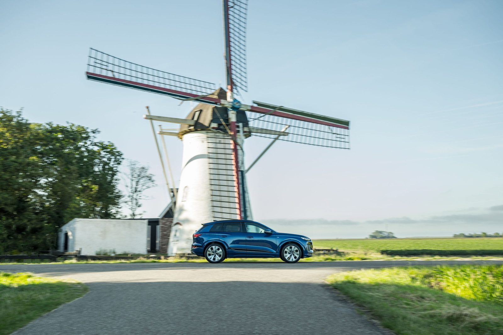Audi Q6 e-tron Global 2024 - exterior, side dynamic, Global / EV Query only market