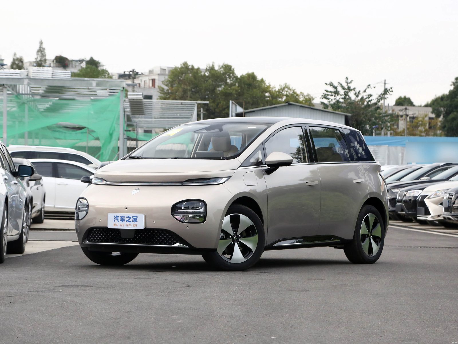 Baojun Yunduo / Cloud EV 2023 - exterior, front 3q color alt, China / export Cloud EV market