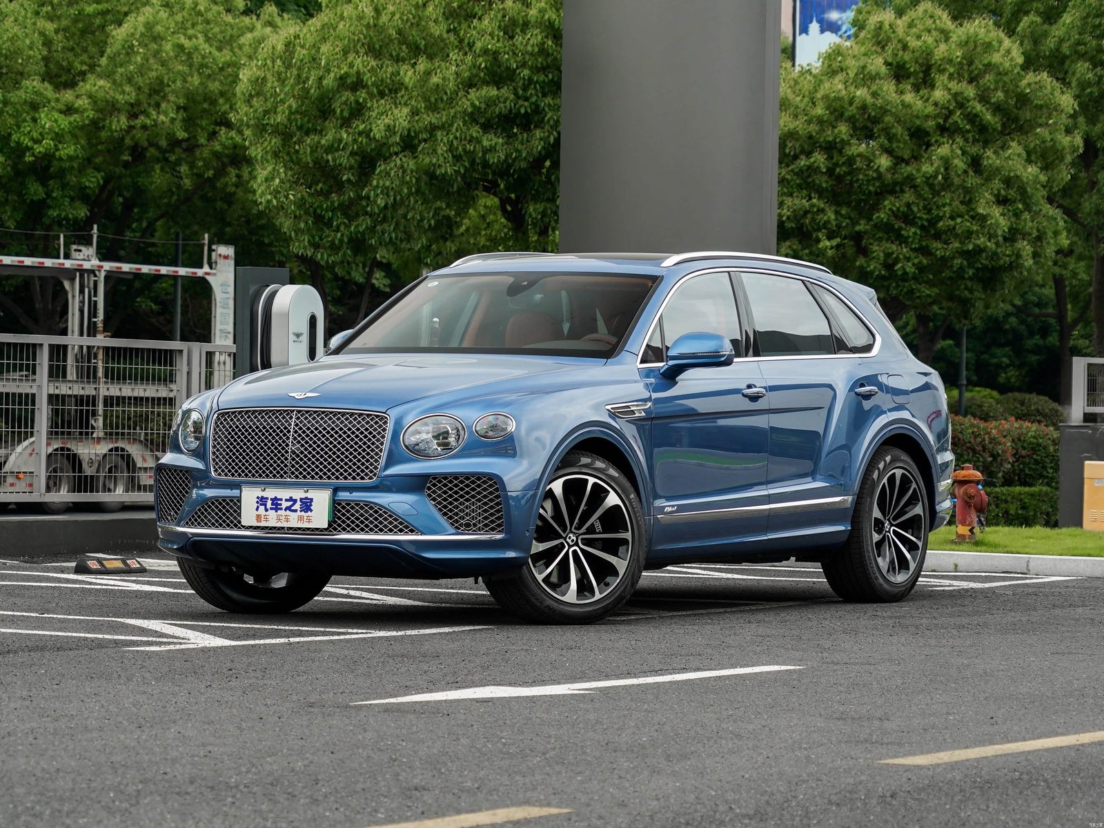 Bentley Bentayga Hybrid 2025 - exterior, front 3q s trim, China market