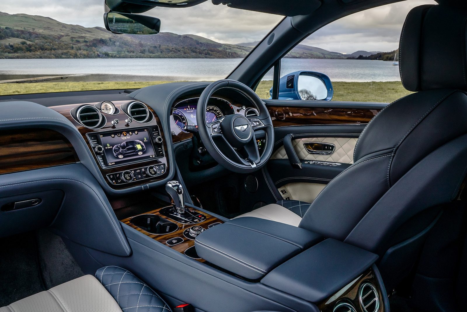 Bentley Bentayga Hybrid 2025 — главное фото модели, интерьер, передняя панель, рынок Global / EV Query only