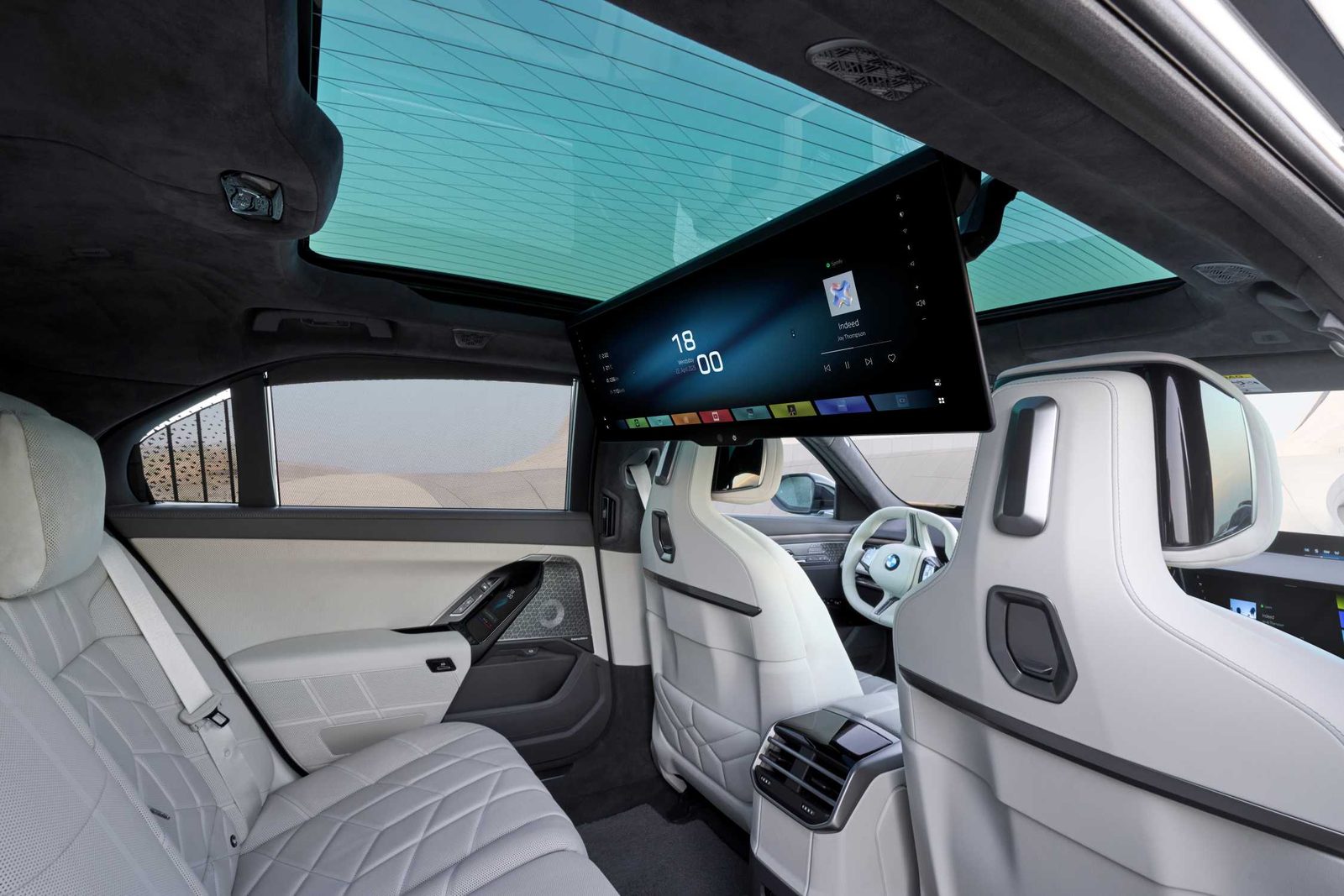 BMW 7 Series PHEV G70 LCI 2026 - interior, rear entertainment, EU G70 LCI cabin reference market
