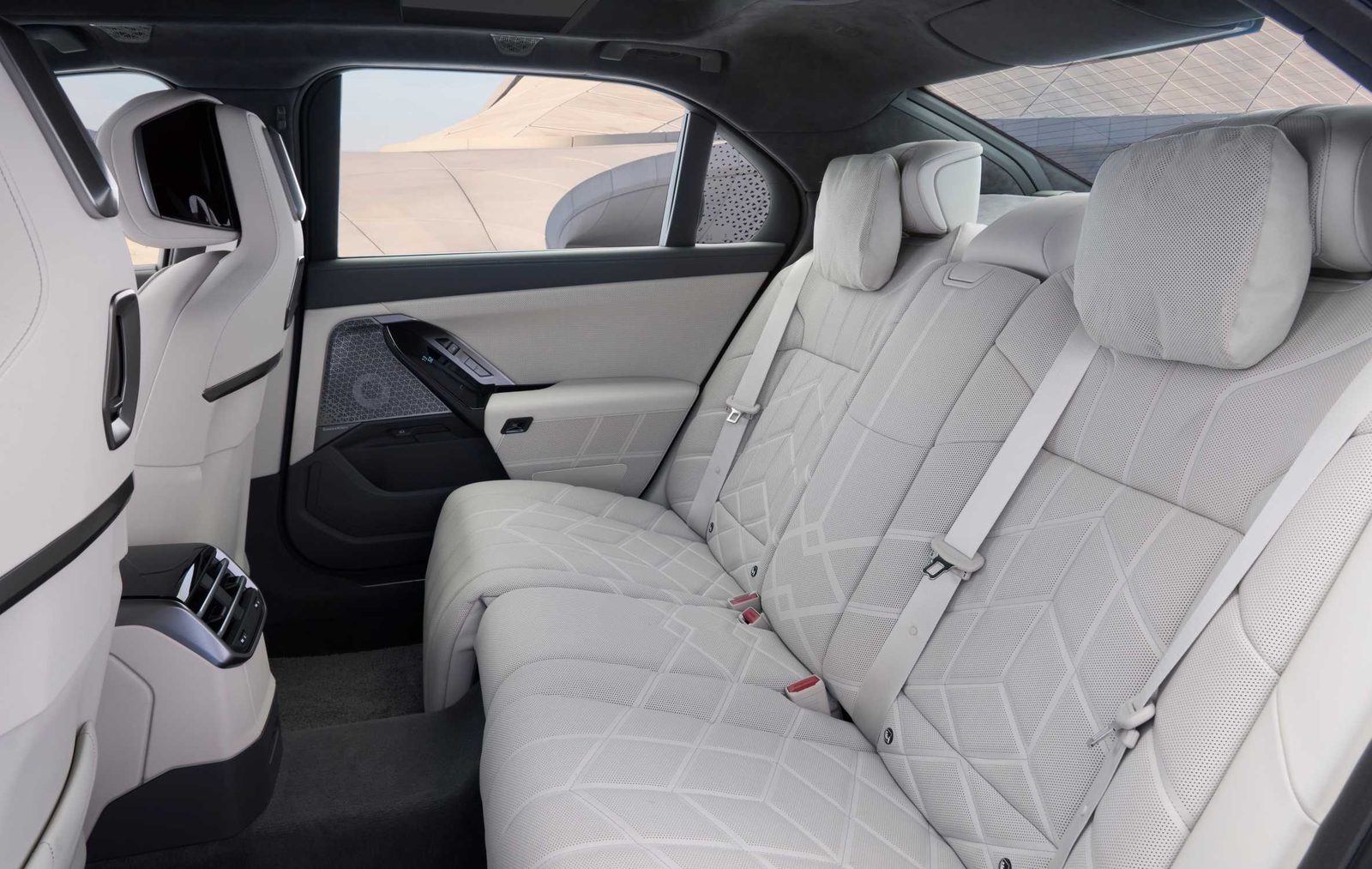 BMW 7 Series PHEV G70 LCI 2026 - interior, rear seats, EU G70 LCI cabin reference market