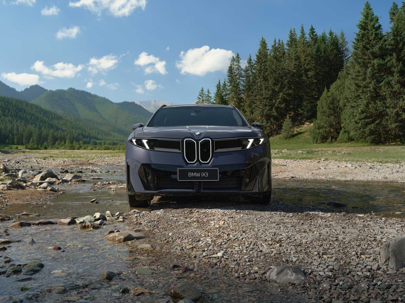 BMW iX3 Neue Klasse LWB 2026 - main model photo, exterior, front three-quarter view, China market