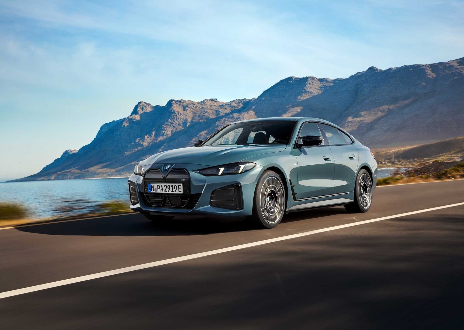 BMW i4 Global 2021 — главное фото модели, экстерьер, вид спереди 3/4, рынок Global / EV Query only