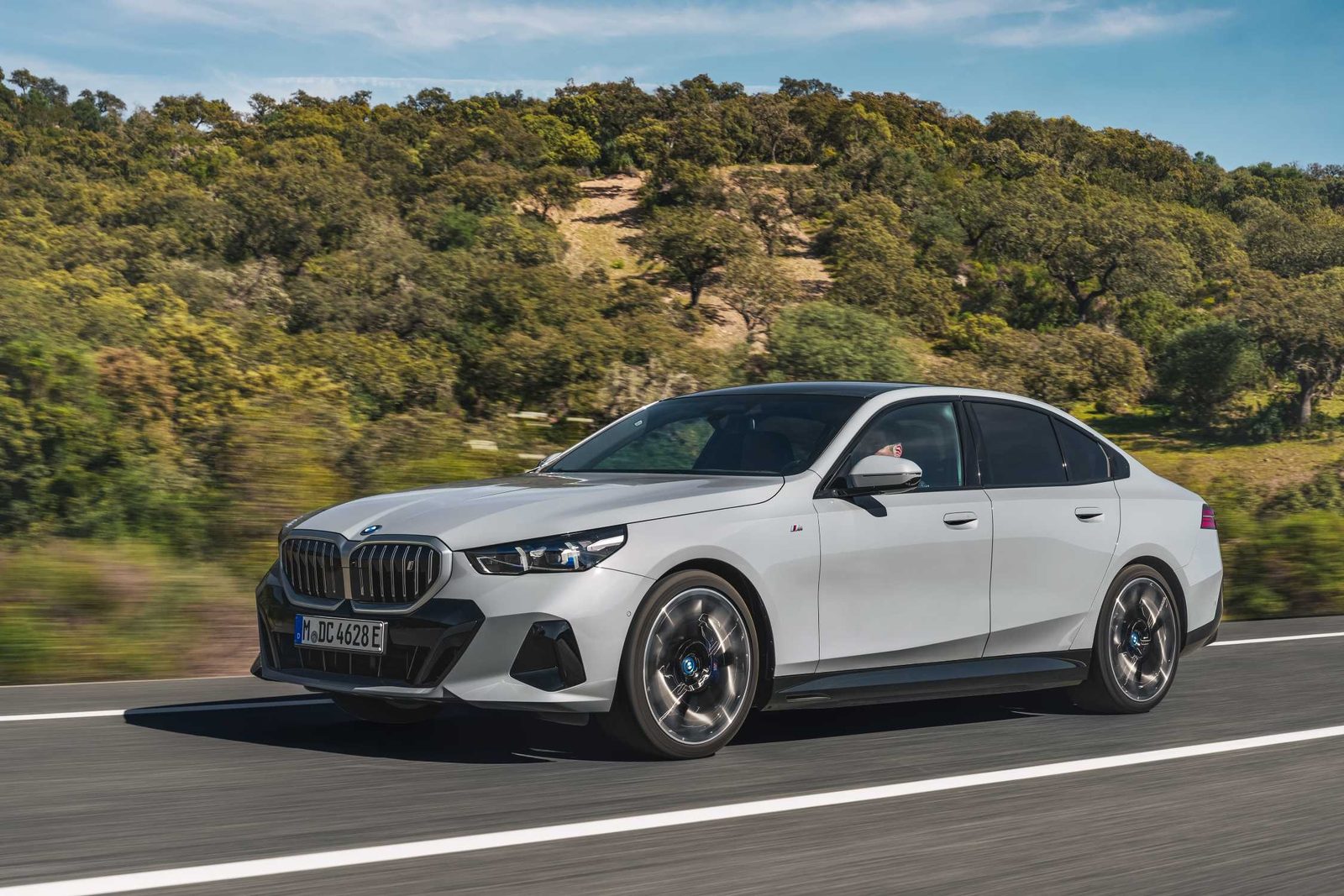 BMW i5 Global 2023 — главное фото модели, экстерьер, вид спереди 3/4, рынок Global / EV Query only