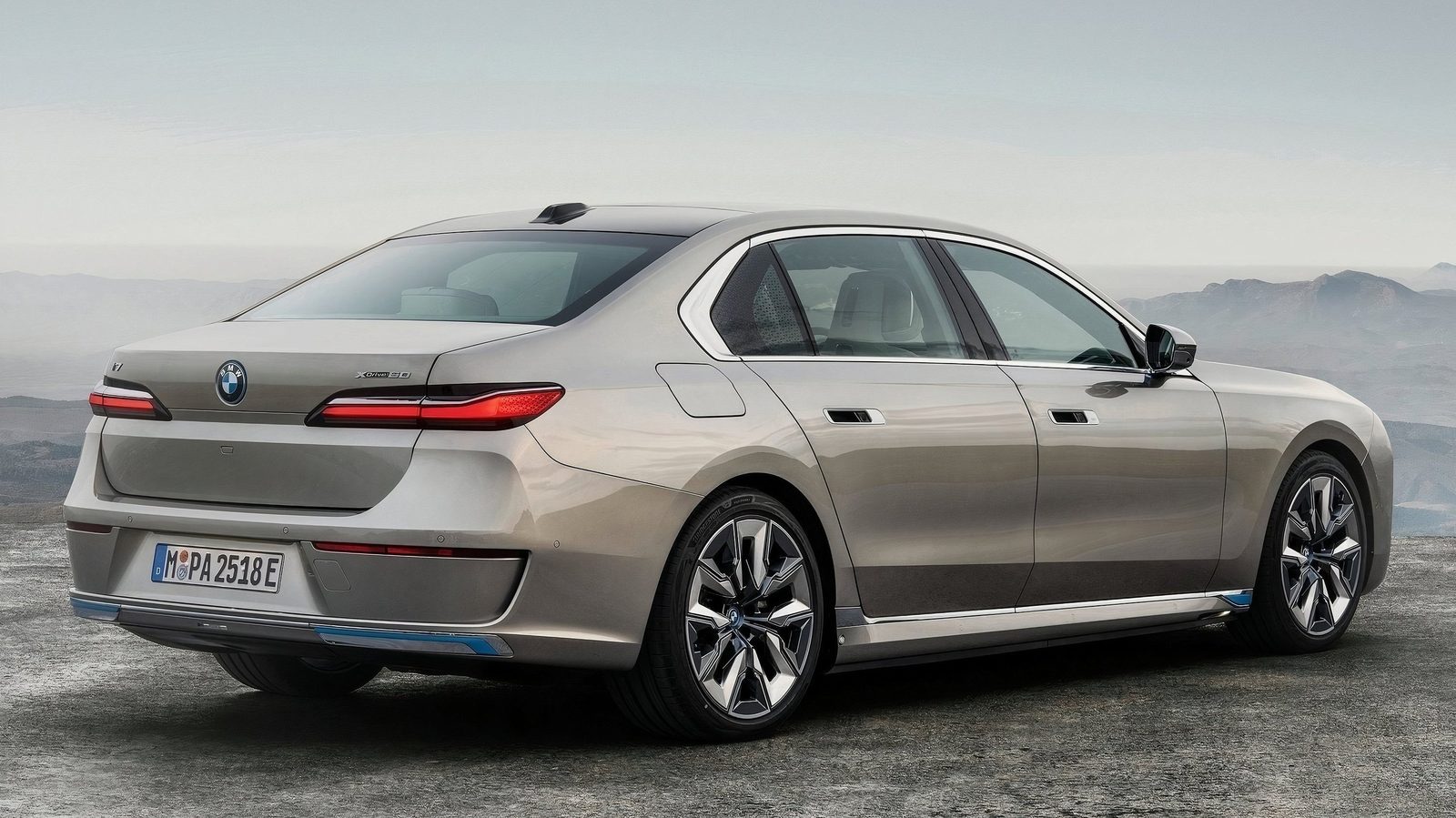 BMW i7 Global 2022 — экстерьер, вид сзади 3/4, рынок Global / EV Query only