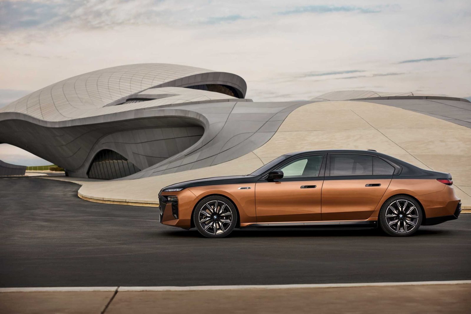 BMW i7 Global 2023 - exterior, side view, Global market