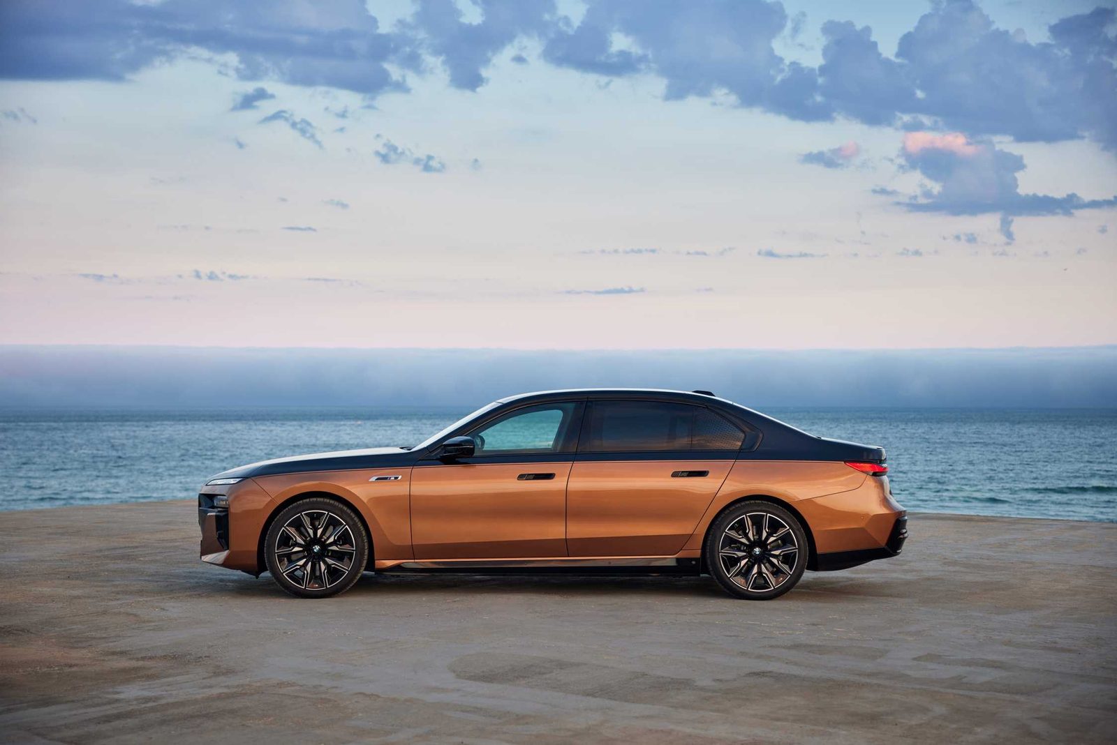 BMW i7 Global 2023 - exterior, side view, Global market