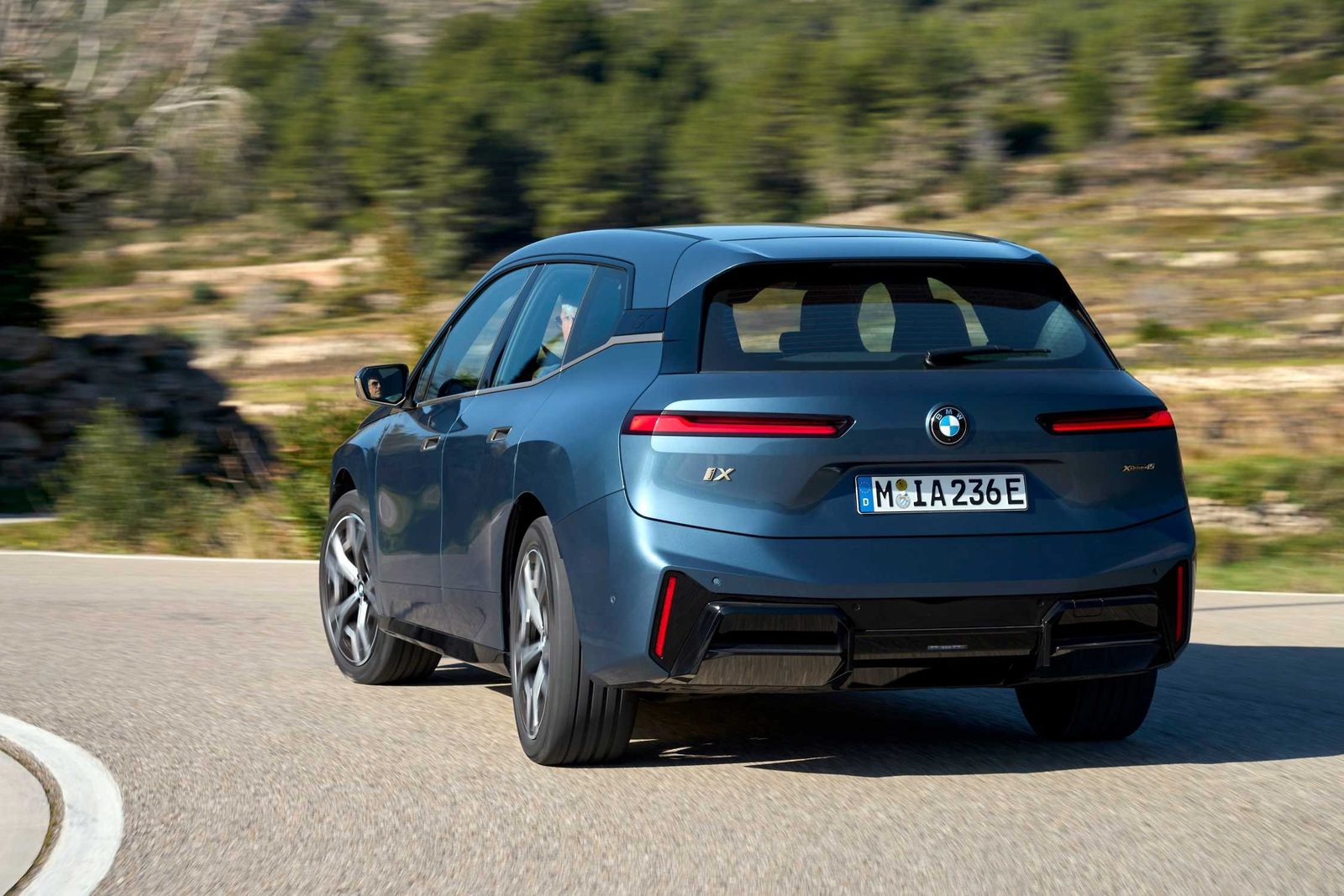 BMW iX Global 2021 — главное фото модели, экстерьер, вид спереди 3/4, рынок Global / EV Query only