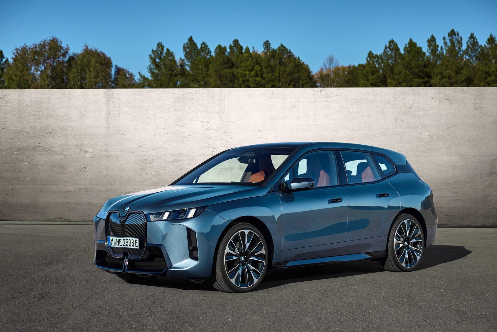 BMW iX Global 2026 - exterior, front three-quarter view, Global market