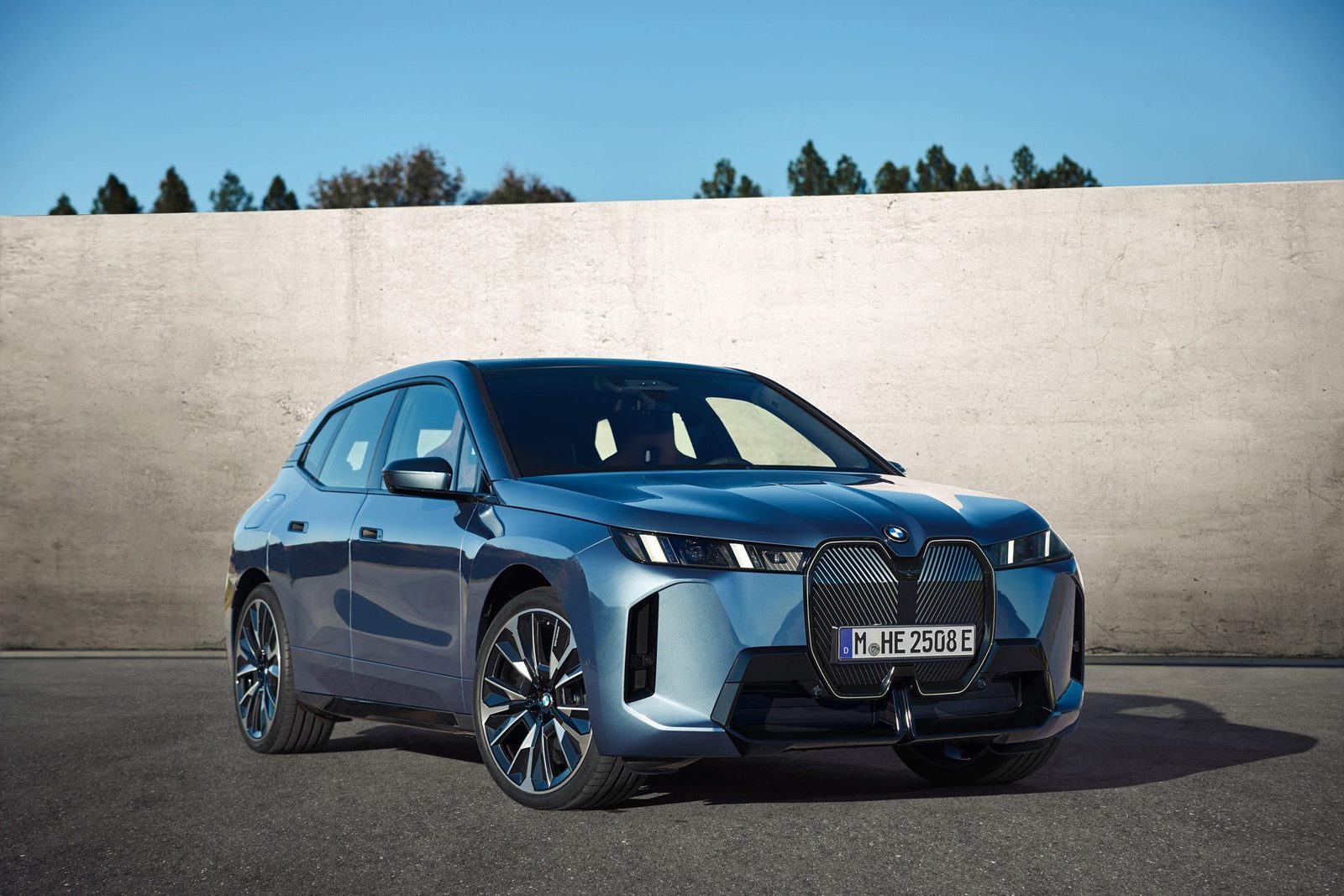 BMW iX Global 2026 - exterior, front three-quarter view, Global market