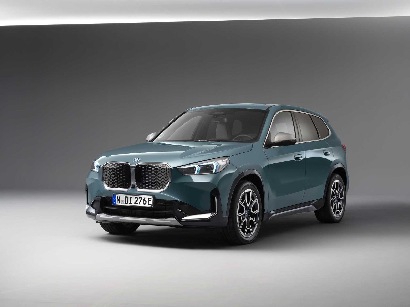 BMW iX1 Global 2022 - exterior, front 3q studio, Global reference market
