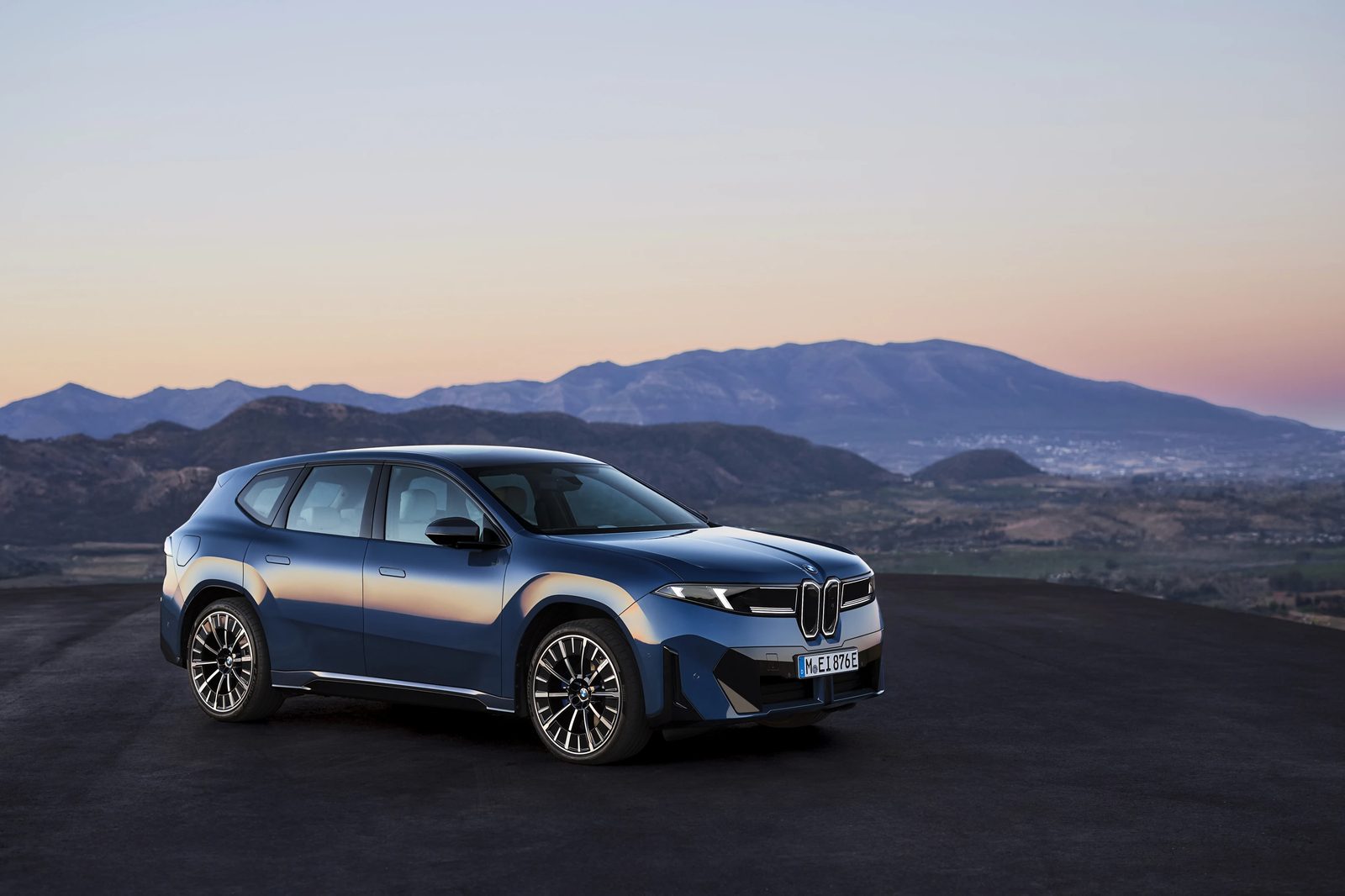 BMW iX3 Neue Klasse Global 2026 - main model photo, exterior, front three-quarter view, Europe NA5 50 xDrive market