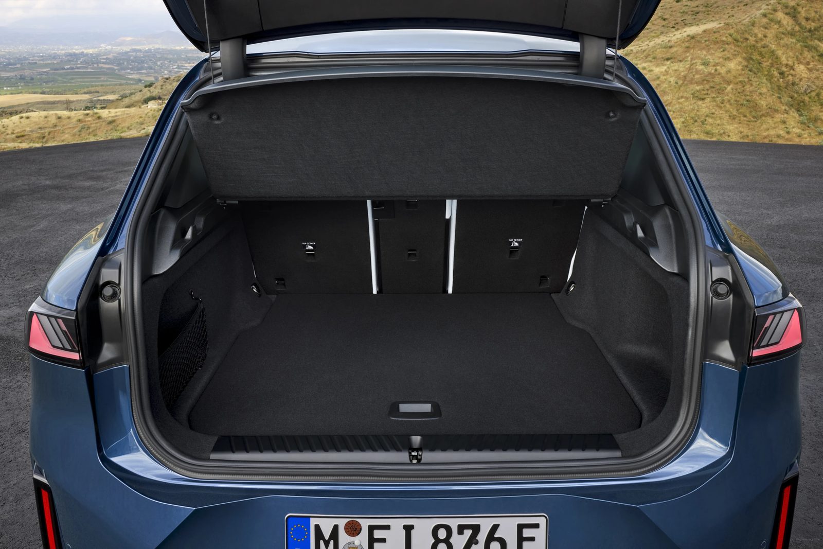 BMW iX3 Neue Klasse Global 2026 - interior, cargo area, Europe NA5 50 xDrive market