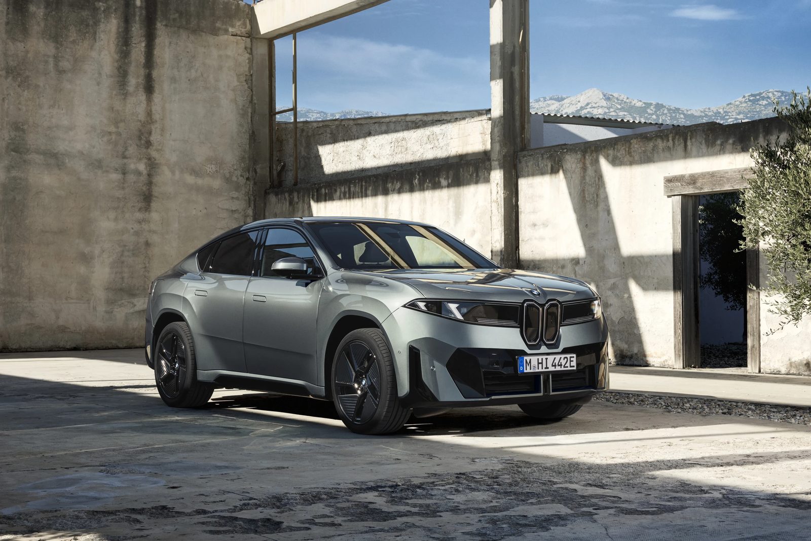 BMW iX4 Neue Klasse Global 2027 - main model photo, exterior, front three-quarter view, Europe market