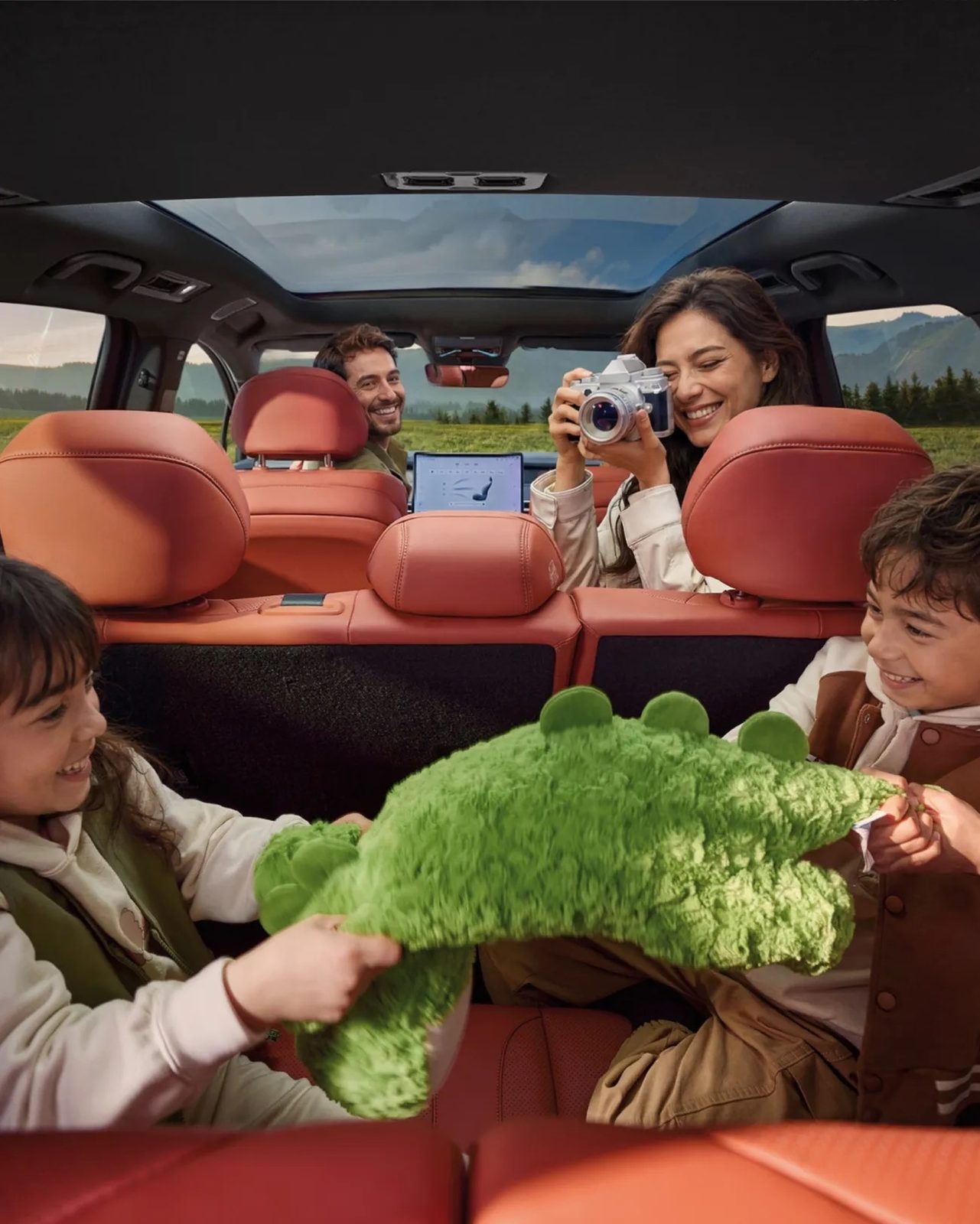 BYD ATTO 8 EV Europe 2027 - main model photo, interior, seven seat cabin