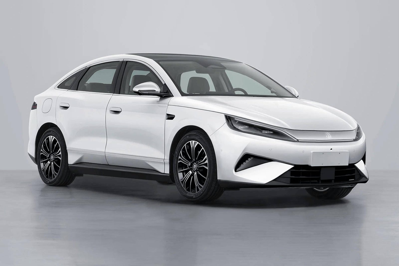 BYD Qin Max EV / DM-i 2026 - exterior, front three quarter white high resolution reference, China launch/reference market