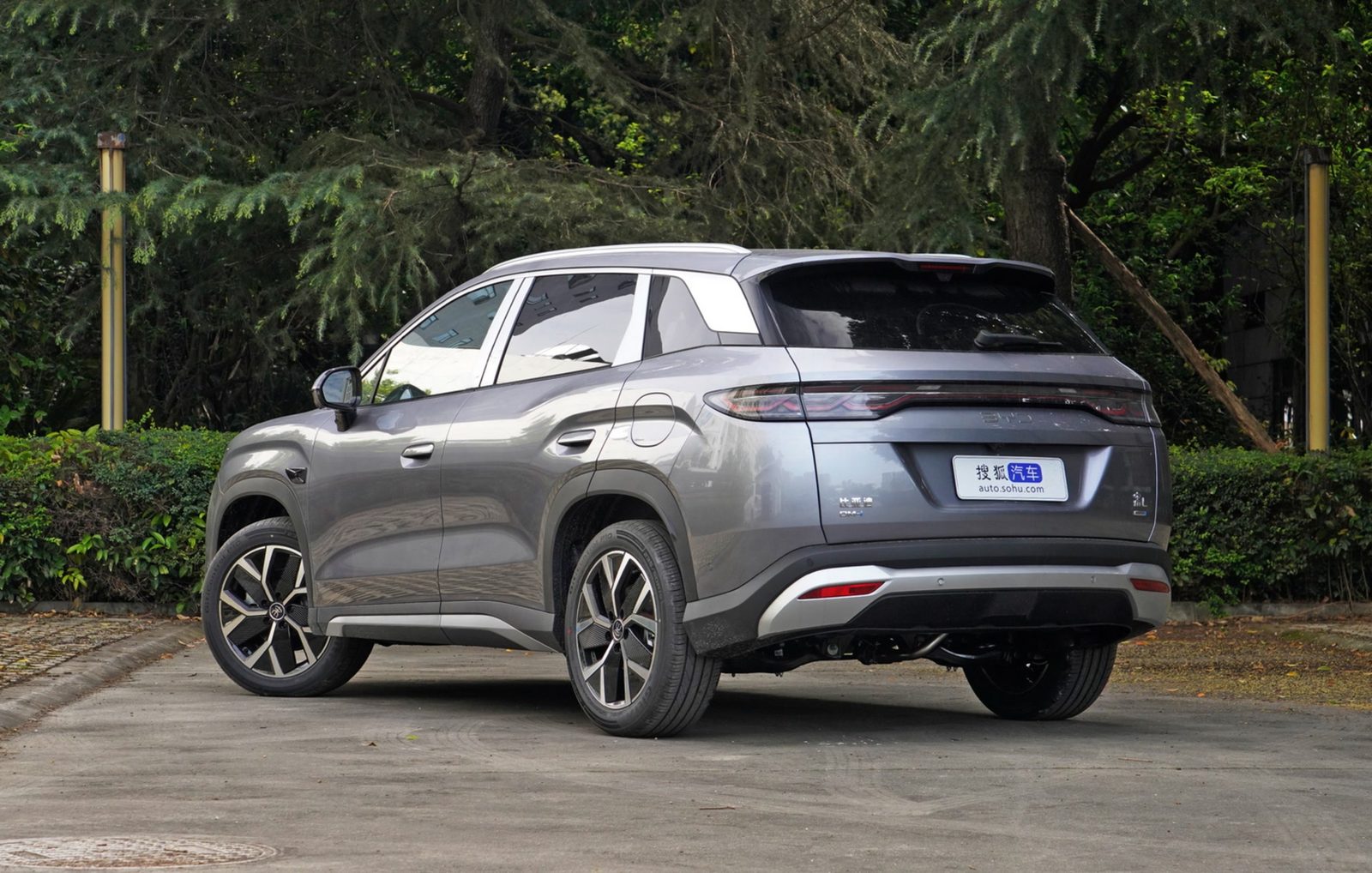 BYD Song L DM-i 2025 - exterior, rear three-quarter view, China / import visual reference market