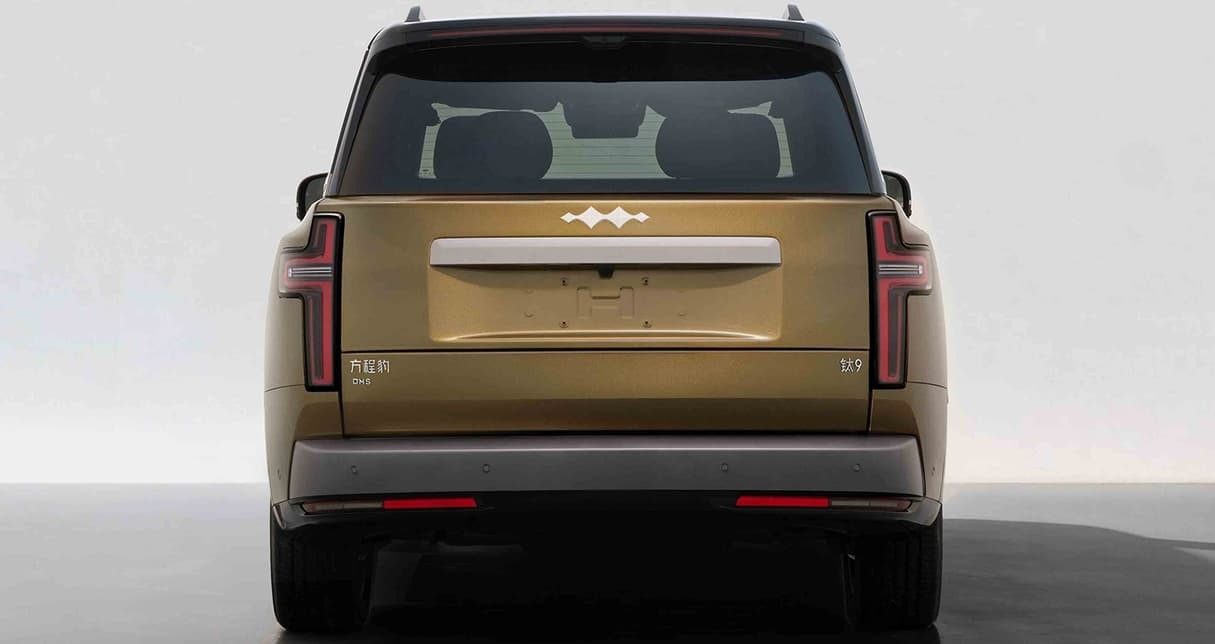 BYD Fang Cheng Bao Tai 9 PHEV 2026 - exterior, rear studio, China 2026 reveal / PHEV market