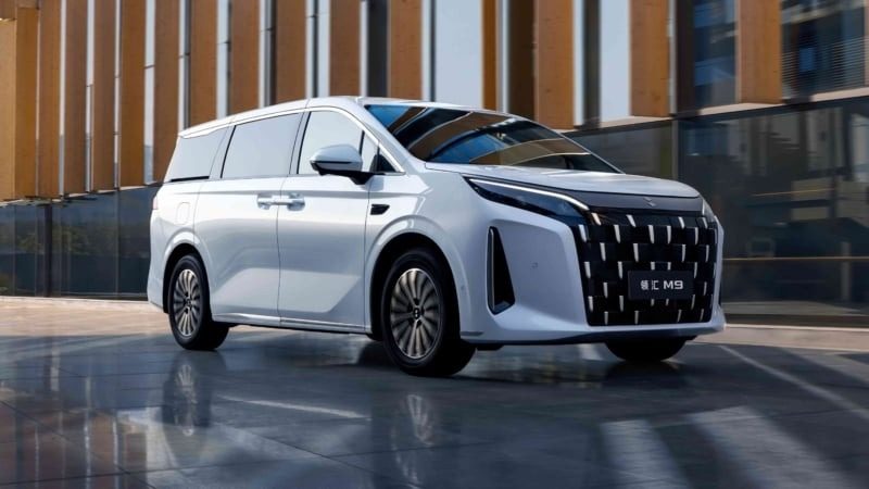 BYD Linghui M9 2026 - exterior, front 3q context, China launched / commercial mobility market