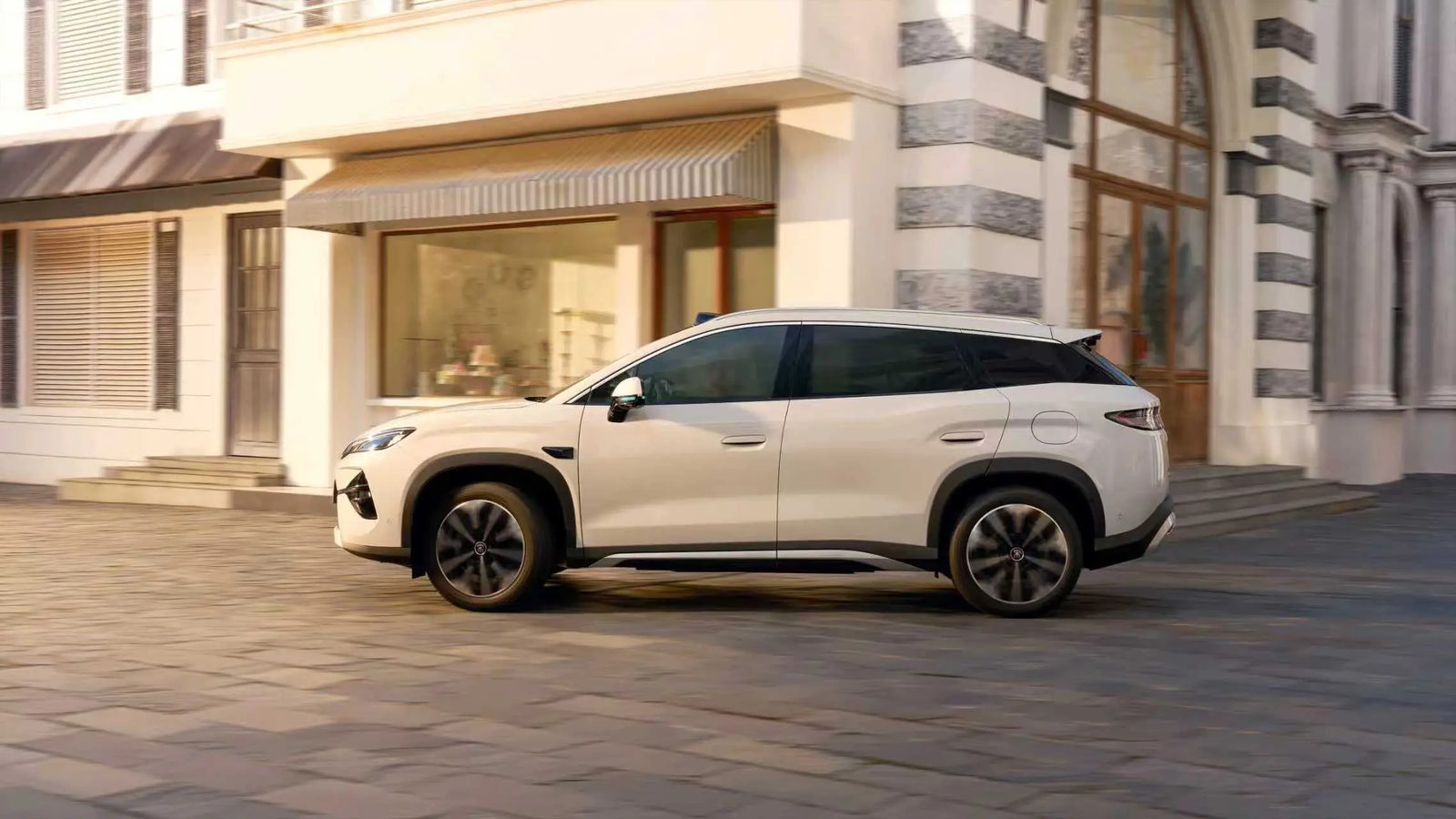 BYD Song Ultra DM-i 2026 - exterior, side lifestyle, China market