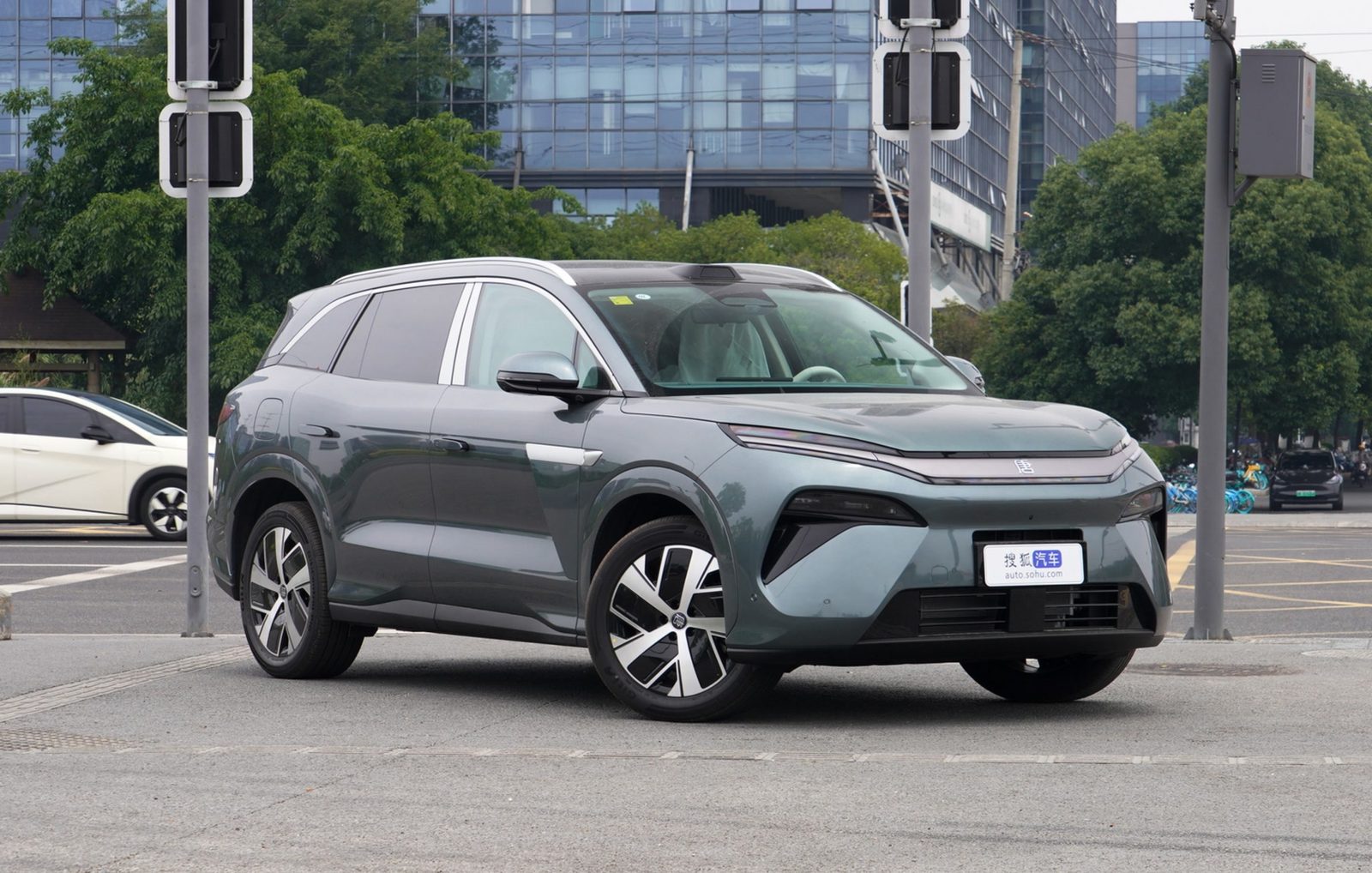 BYD Tang L DM-i / DM-p 2025 - exterior, front three-quarter view, China / import visual reference market