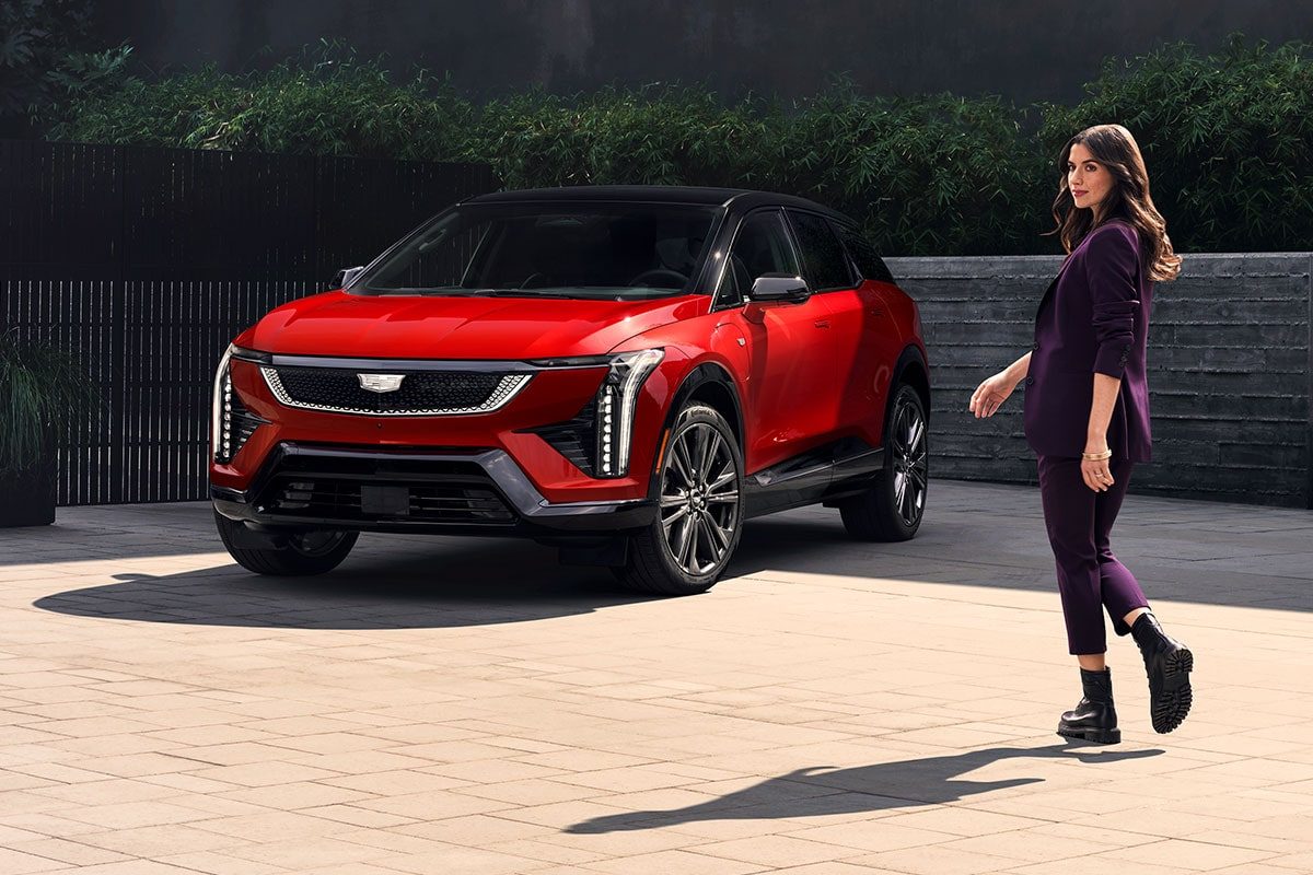 Cadillac OPTIQ 2025 - exterior, front 3q lifestyle, global market