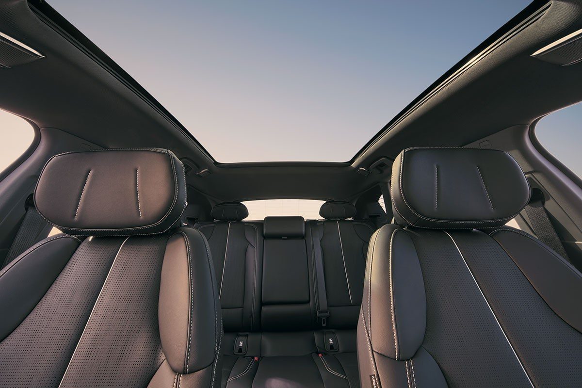 Cadillac OPTIQ 2025 — интерьер, glass roof, рынок global