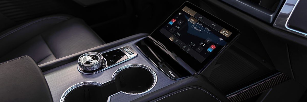 Cadillac VISTIQ 2025 — главное фото модели, интерьер, передняя панель, рынок global