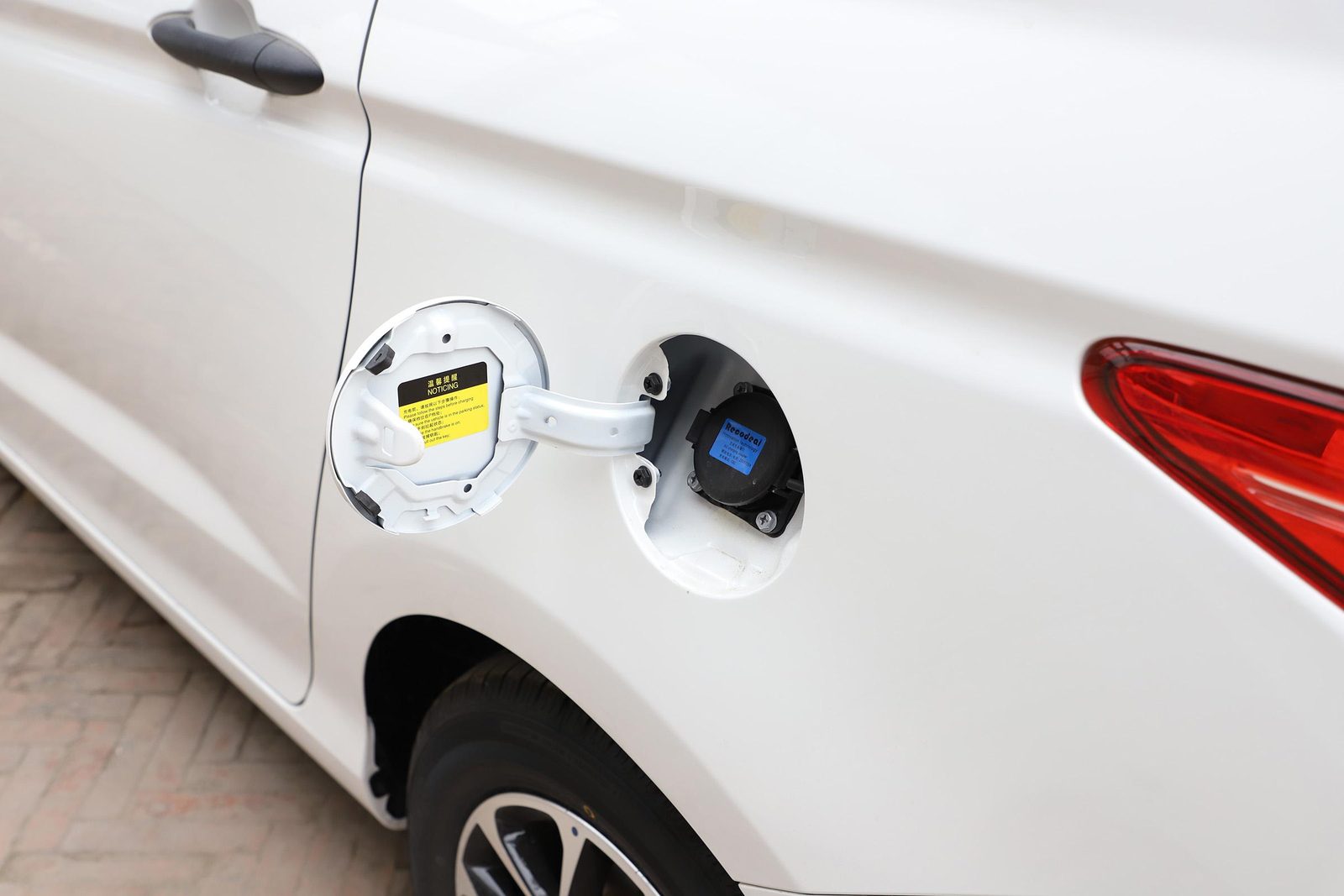 Changan Auchan A600 EV / Changxing EV 2019 - exterior, charging port