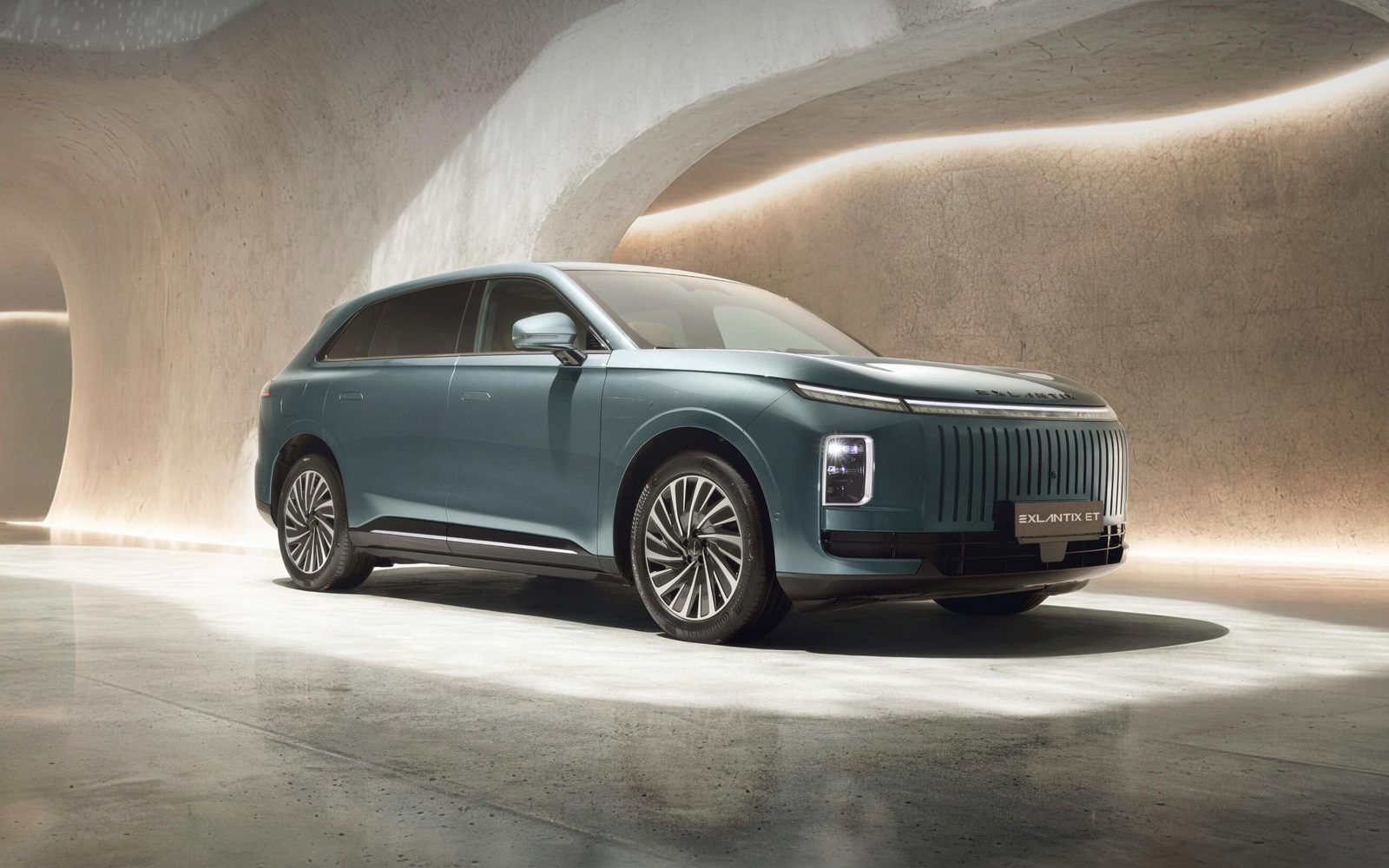 Chery Group ESTEO Exlantix ET8 2026 - exterior, front three quarter studio, Russia announced/watchlist market