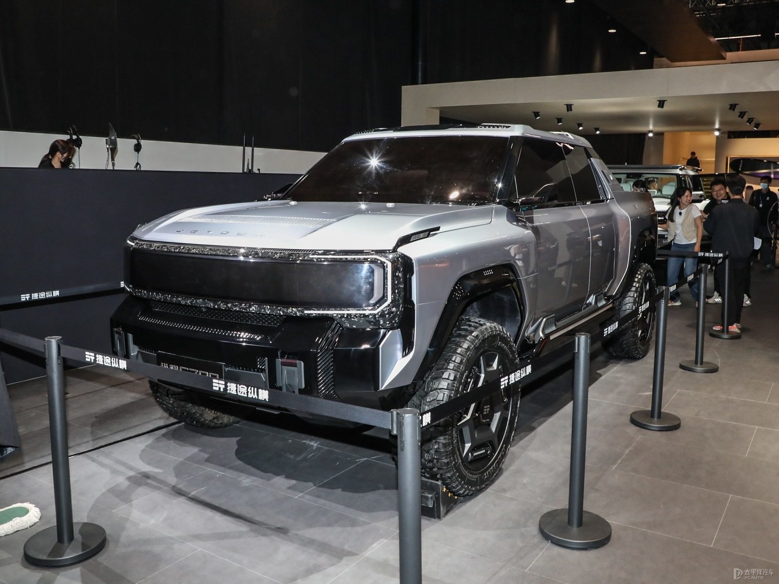 Chery Group Jetour Zongheng F700 PHEV 2026 - main model photo, exterior, front three quarter show floor, China announced/reference market