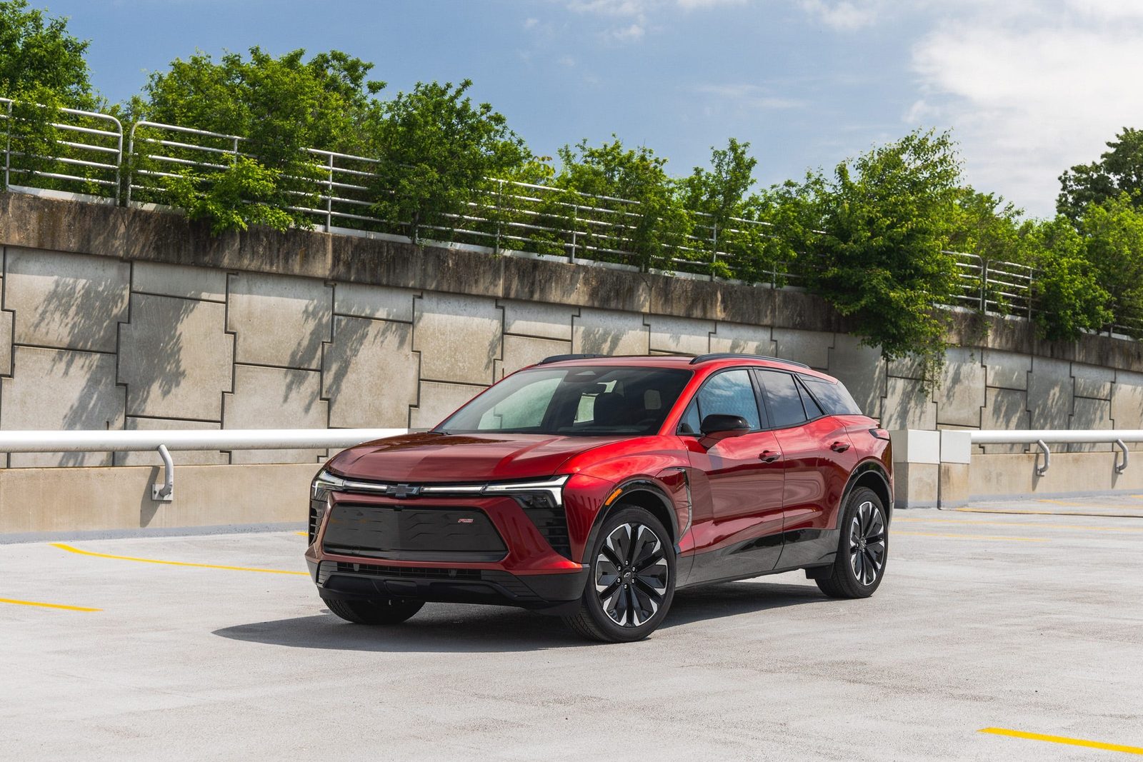 Chevrolet Blazer EV 2025 — экстерьер, вид спереди 3/4, рынок US