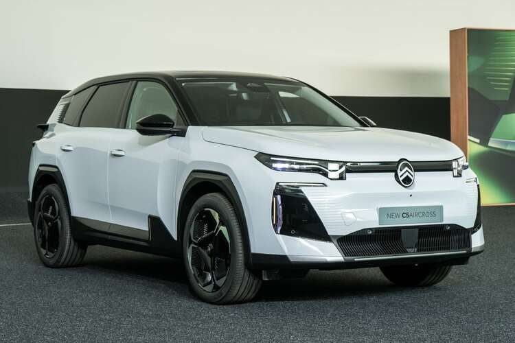 Citroen C5 Aircross Plug-in Hybrid 2025 - exterior, front 3q show floor, Europe market