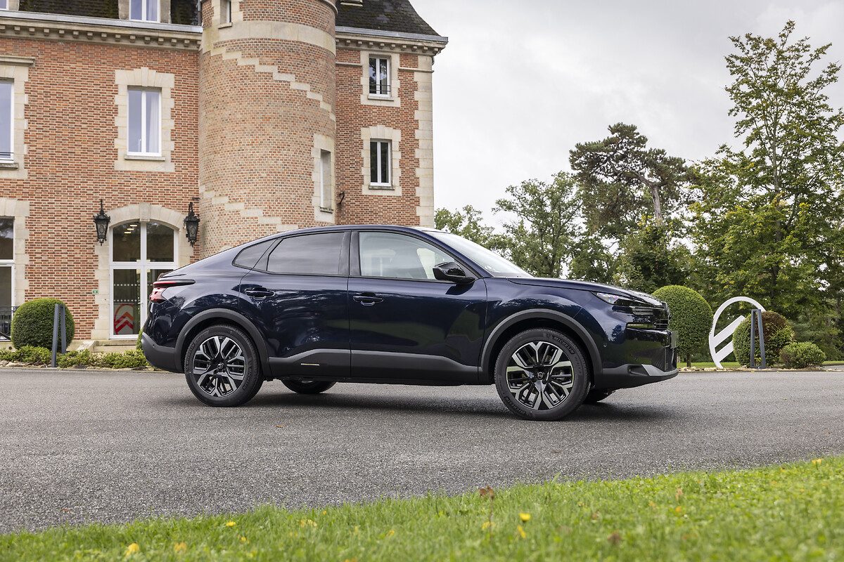 Citroen e-C4 X 2022 - exterior, side profile official, Europe market