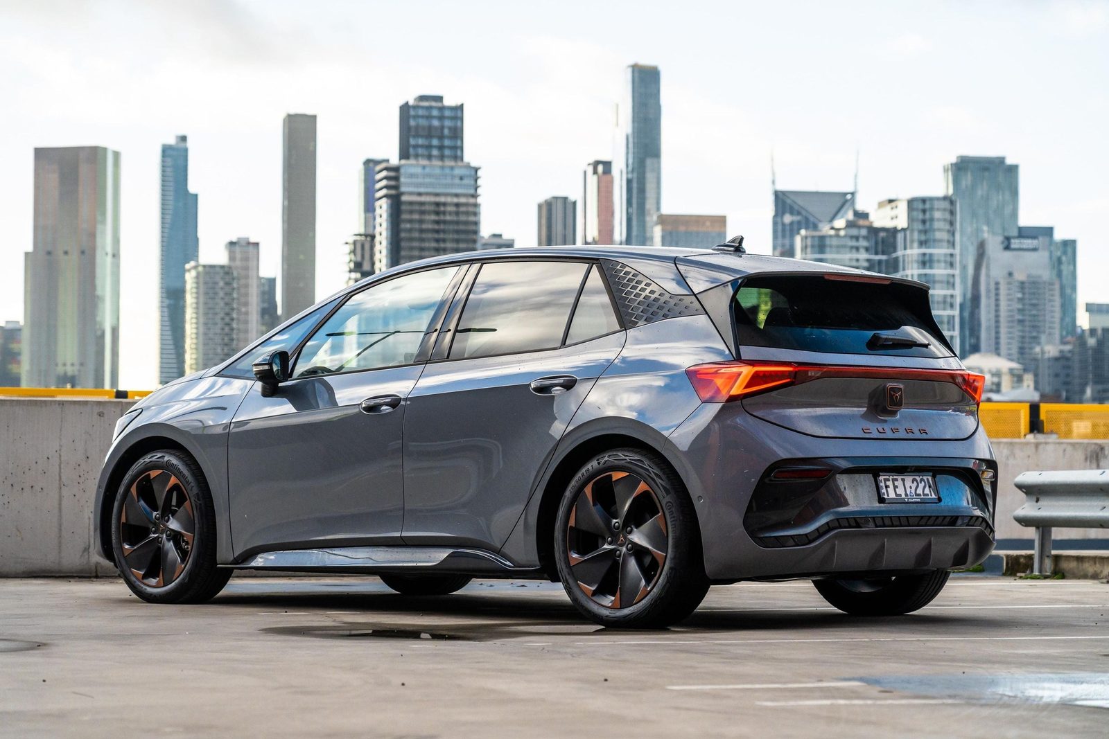 Cupra Born 2021 — главное фото модели, экстерьер, вид спереди 3/4, рынок internal_mvp